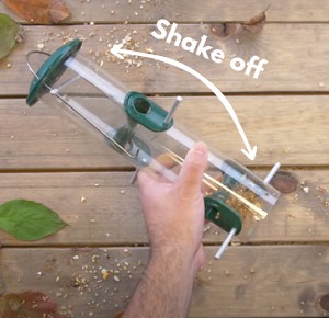 Clean-Bird-Feeders-With-Vinegar-step-3