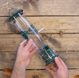 Clean-Bird-Feeders-With-Vinegar-step-6